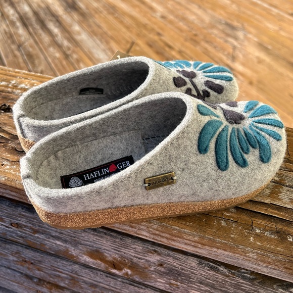 ⭐️ RARE⭐️ NWT Haflinger 38 Grizzly Blooming Blue Clog Slipper floral - Picture 6 of 8